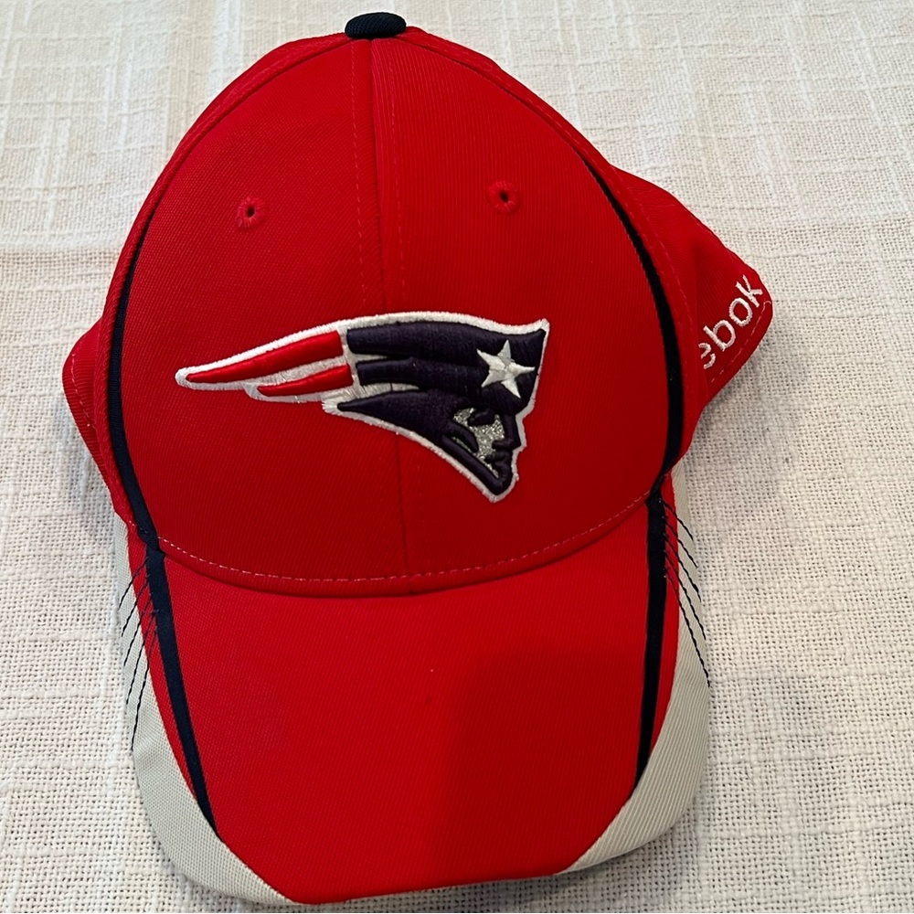 ❣️2/$25❣️ NEW ENGLAND PATRIOTS x REEBOK NFL equipment red hat | L/XL